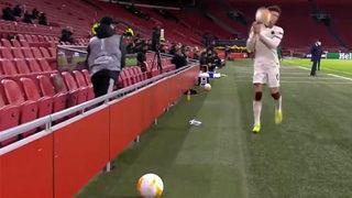 Top toplayıcı, Riccardo Calafiori’nin suratına top fırlattı