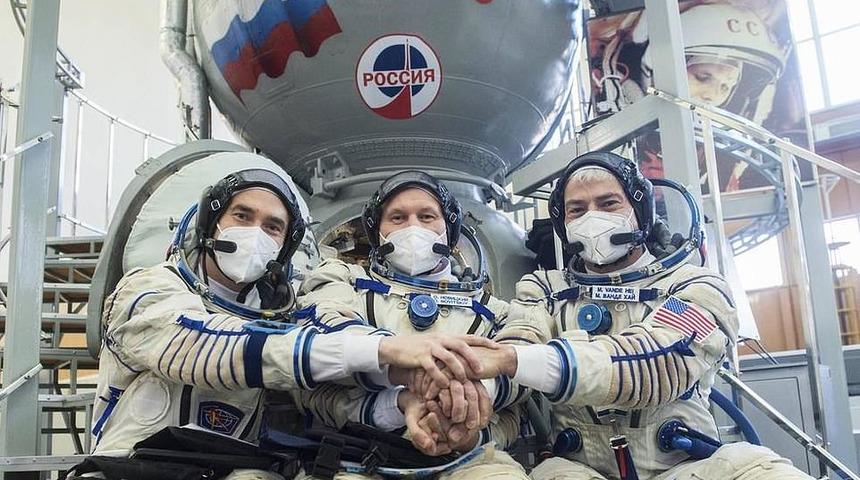NASA astronotu ile Rus kozmonotların ISS’e yolculuğu başladı