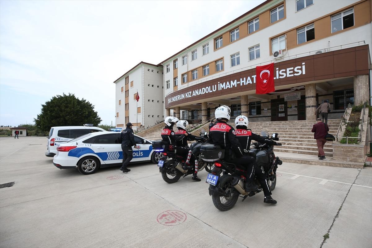 Hatay'da lise &ouml;ğrencileri "Kavga var" diye okula &ccedil;ağırdıkları ekiplerin Polis Haftası'nı kutladı