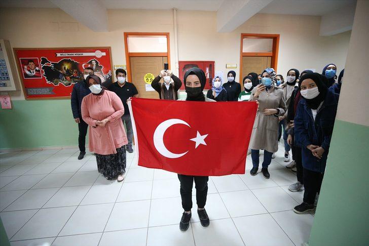 Hatay'da lise öğrencileri "Kavga var" diye okula çağırdıkları ekiplerin Polis Haftası'nı kutladı G2