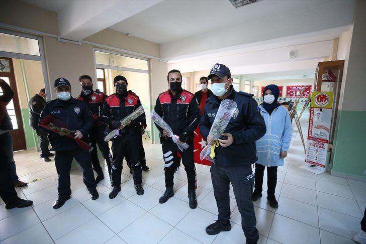 Hatay'da lise öğrencileri "Kavga var" diye okula çağırdıkları ekiplerin Polis Haftası'nı kutladı G3