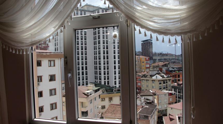 Uykudayken ölümden döndüler! Metrelerce uzaktan sıkılan kurşun eve isabet etti