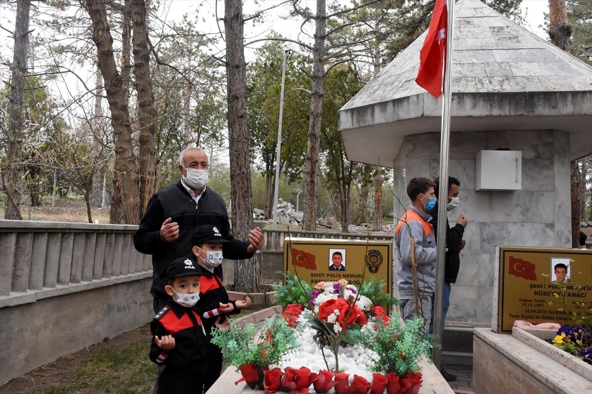 Şehit polisin &ccedil;ocukları babalarının mezarı başında selam durdu