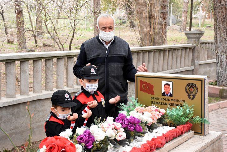 Şehit polisin çocukları babalarının mezarı başında selam durdu G2