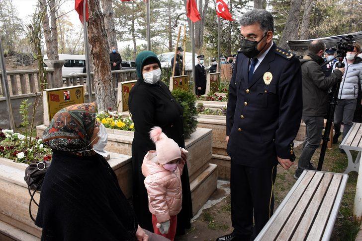 Şehit polisin çocukları babalarının mezarı başında selam durdu G4