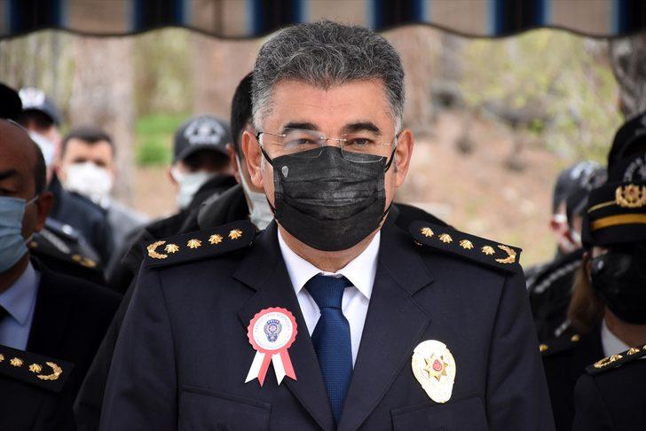 Şehit polisin çocukları babalarının mezarı başında selam durdu G5