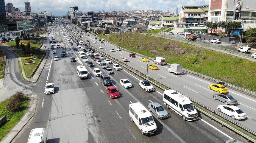 İstanbul’da kısıtlama öncesi trafik yoğunluğu erken başladı (İstanbul trafik yoğunluğu)