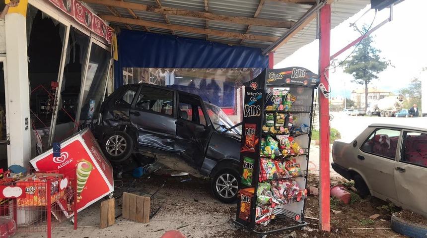 Lastiği patlayan araç önce başka araca çarptı, ardından markete girdi