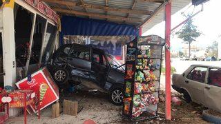 Lastiği patlayan araç önce başka araca çarptı, ardından markete girdi