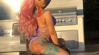 Cardi B evinin banyosunda defile yaptı