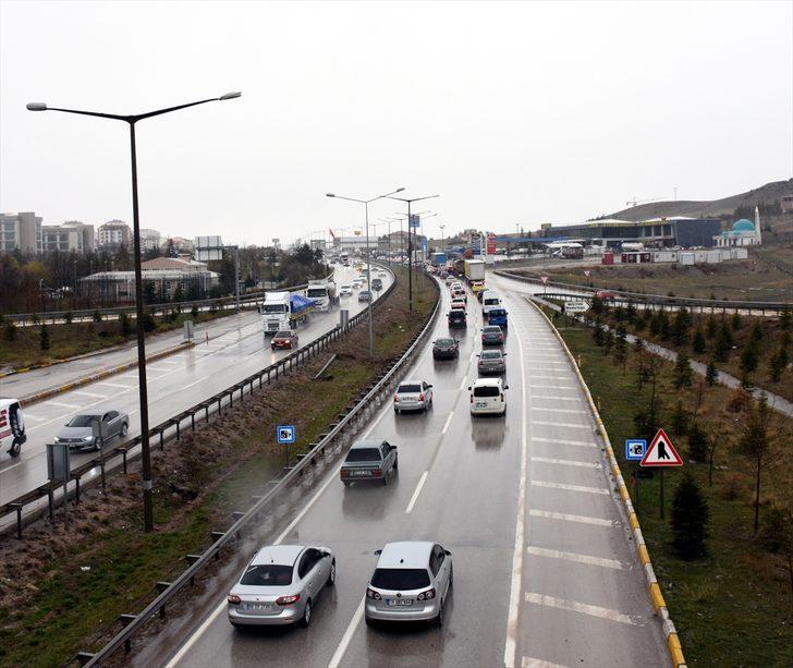Kırıkkale-Ankara kara yolunda sokağa çıkma kısıtlaması öncesi yoğunluk yaşanıyor G1