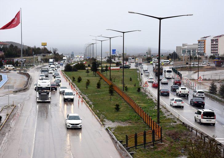 Kırıkkale-Ankara kara yolunda sokağa çıkma kısıtlaması öncesi yoğunluk yaşanıyor G2