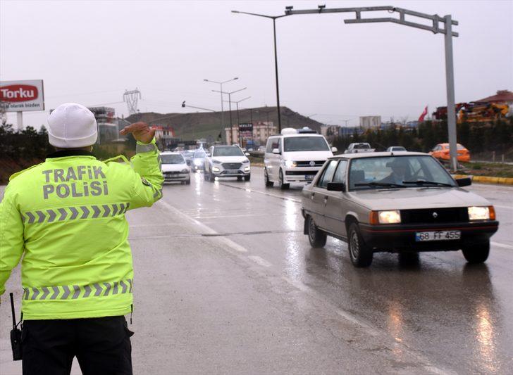 Kırıkkale-Ankara kara yolunda sokağa çıkma kısıtlaması öncesi yoğunluk yaşanıyor G3