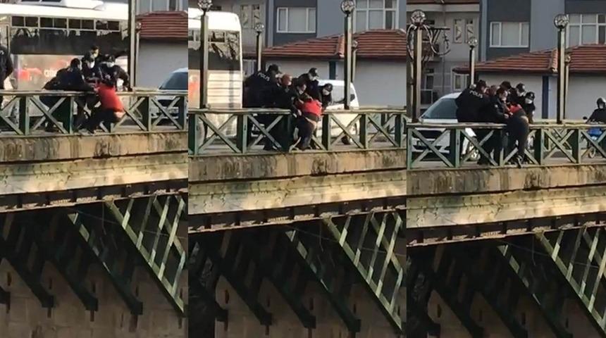 K&ouml;pr&uuml;den atlamak isteyen şahsı polis ekipleri kurtardı