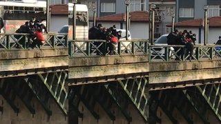 Köprüden atlamak isteyen şahsı polis ekipleri kurtardı