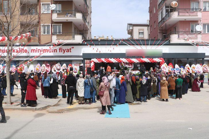 Sivas'ta açılışında sosyal mesafe kuralının ihlal edildiği markete 4 gün kapatma cezası