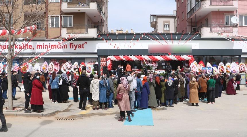 Sivas'ta açılışında sosyal mesafe kuralının ihlal edildiği markete 4 gün kapatma cezası