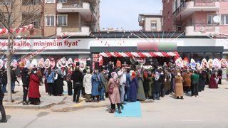 Sivas'ta açılışında sosyal mesafe kuralının ihlal edildiği markete 4 gün kapatma cezası