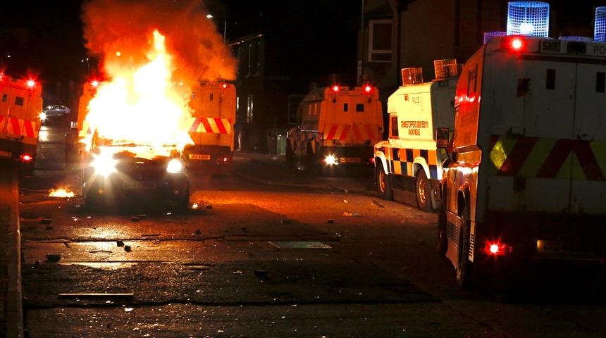 Kuzey İrlanda'daki şiddet olaylarında bir araç ateşe verildi