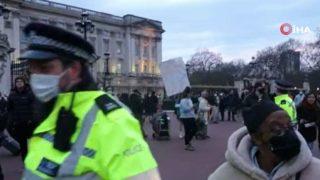 İngiliz halkı, Prens Philip için Buckhingham Sarayı’nın önünde toplandı