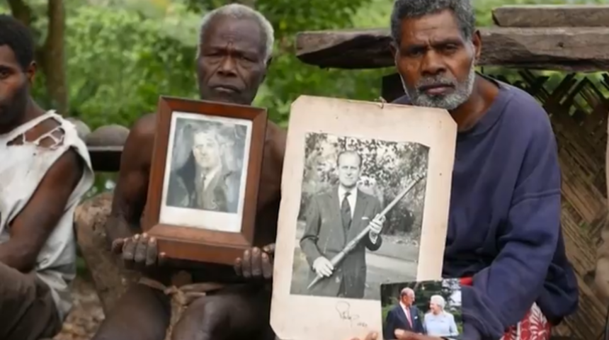 Henüz öldüğünü bilmiyorlar! Köy halkı Prens Philip'e 61 yıldır 'tapıyor!'