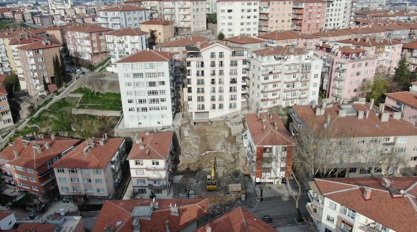 Ankara'da inşaat kazısında temeli kayan apartmanda yıkım başladı