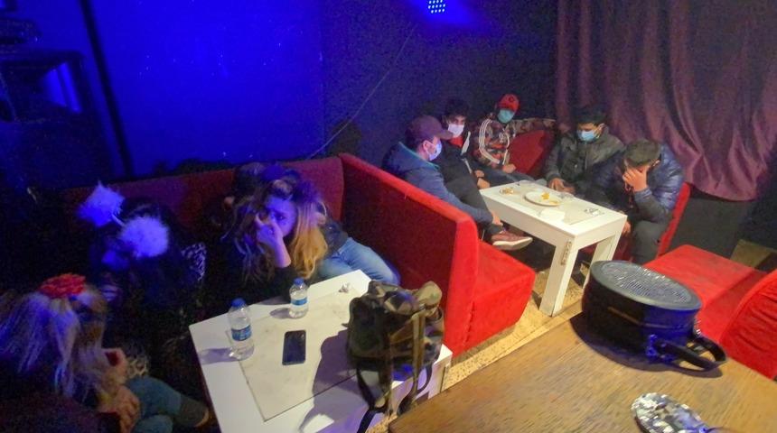 Taksim&rsquo;de doğum g&uuml;n&uuml; partisine nefes kesen baskın