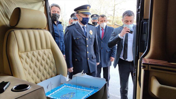 Bursa'da gazetecilerden "silah yüklü araç" ihbarına giden polis ekiplerine sürpriz kutlama G1