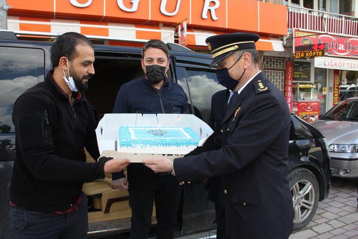 Bursa'da gazetecilerden "silah yüklü araç" ihbarına giden polis ekiplerine sürpriz kutlama G2