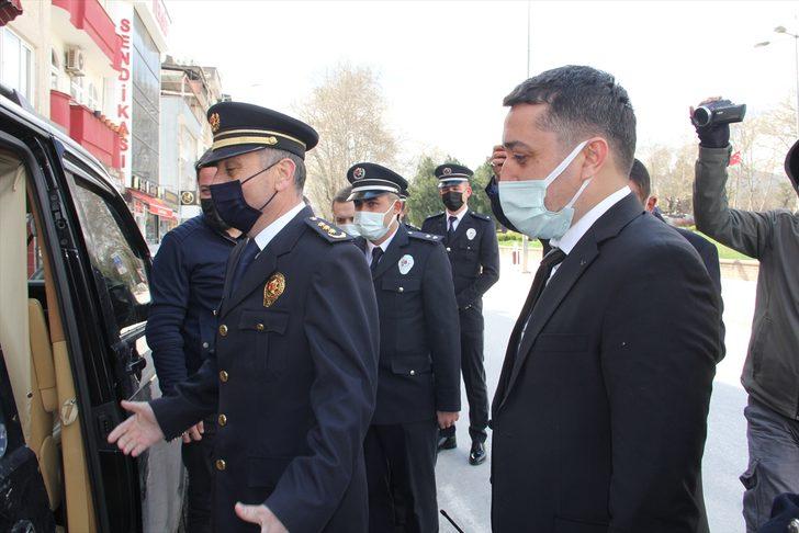 Bursa'da gazetecilerden "silah yüklü araç" ihbarına giden polis ekiplerine sürpriz kutlama G3