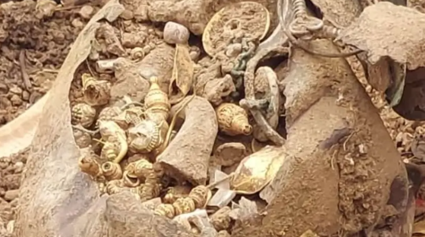 Ev inşaatı için yapılan kazıdan hazine çıktı! Dua etmeye başladılar