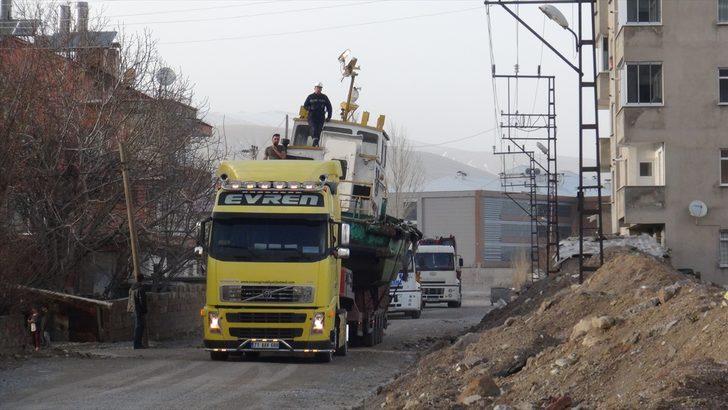 Bitlis'te öğrencilerin uygulamalı eğitimi için 25 tonluk tekne okul bahçesine taşındı G1