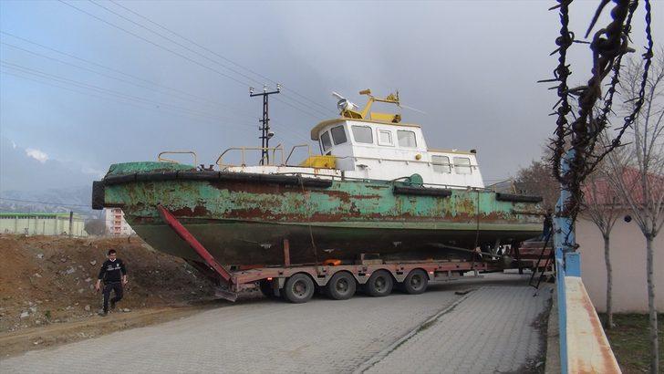 Bitlis'te öğrencilerin uygulamalı eğitimi için 25 tonluk tekne okul bahçesine taşındı G2