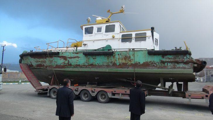Bitlis'te öğrencilerin uygulamalı eğitimi için 25 tonluk tekne okul bahçesine taşındı G3