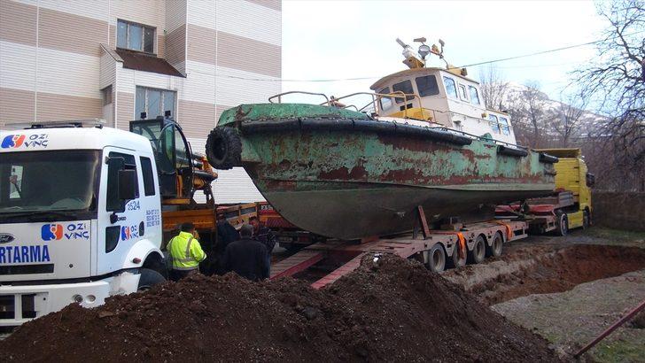 Bitlis'te öğrencilerin uygulamalı eğitimi için 25 tonluk tekne okul bahçesine taşındı G4