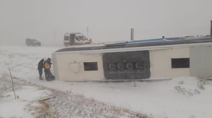 Konya'da yolcu otobüsü devrildi: 1'i ağır 6 yaralı
