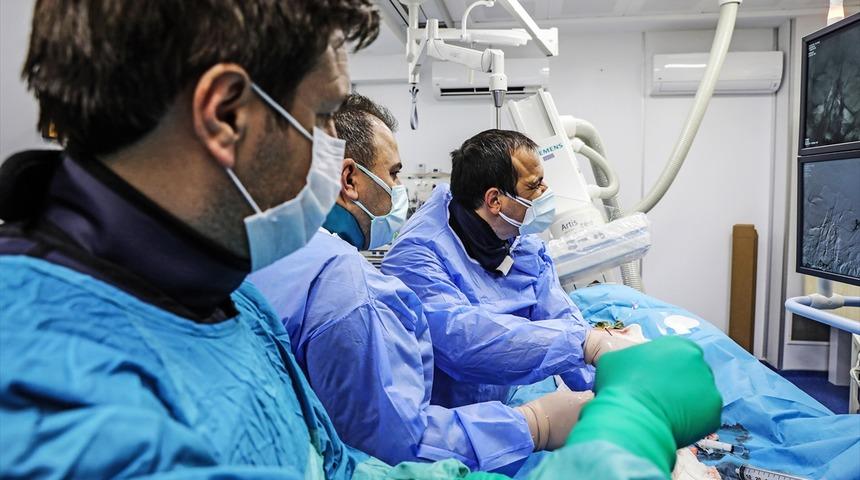 Kütahya'da beynini besleyen ana damarı tıkanan kadın anjiyo yapılarak sağlığına kavuştu