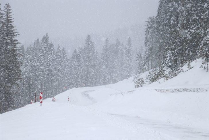 Ilgaz Dağı ve Yaralıgöz Geçidi'nde yoğun kar yağışı ulaşımı olumsuz etkiliyor G2