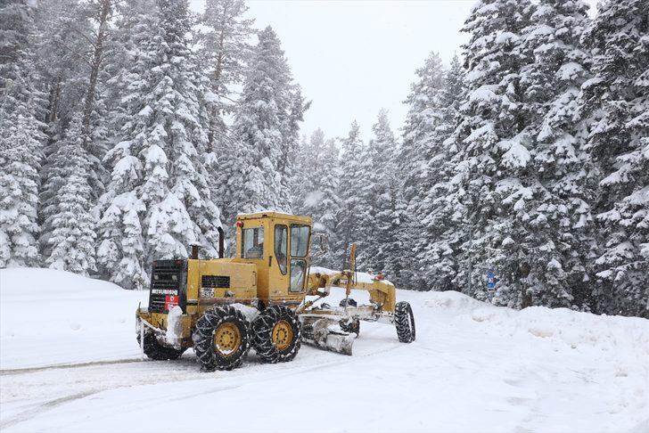 Ilgaz Dağı ve Yaralıgöz Geçidi'nde yoğun kar yağışı ulaşımı olumsuz etkiliyor G3