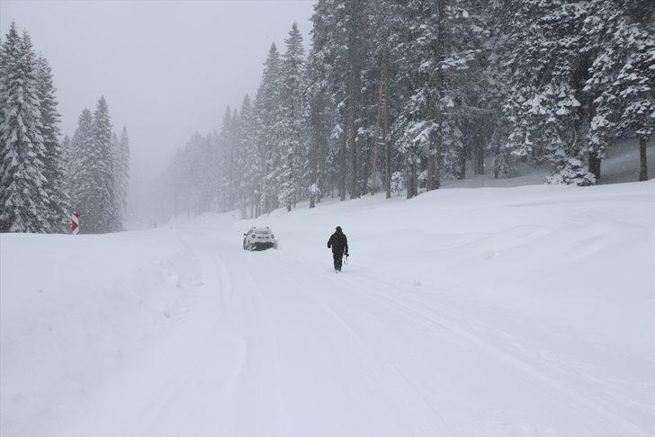 Ilgaz Dağı ve Yaralıgöz Geçidi'nde yoğun kar yağışı ulaşımı olumsuz etkiliyor G4