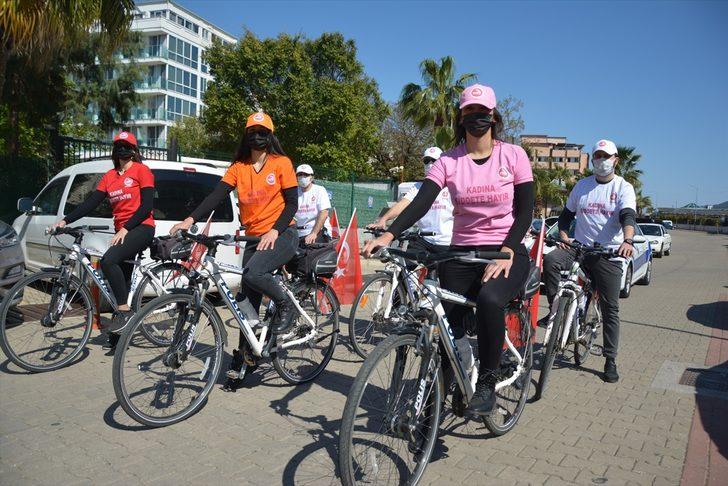 Marmaris'te polislerden "Kadına şiddete hayır" korteji G1