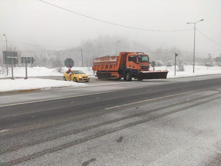 Anadolu Otoyolu ile D-100 kara yolunun Bolu Dağı kesiminde kar etkili oluyor G1