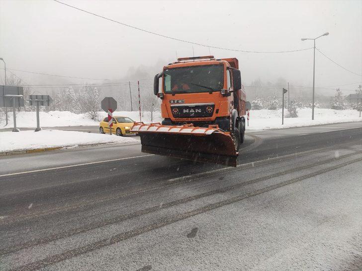 Anadolu Otoyolu ile D-100 kara yolunun Bolu Dağı kesiminde kar etkili oluyor G2