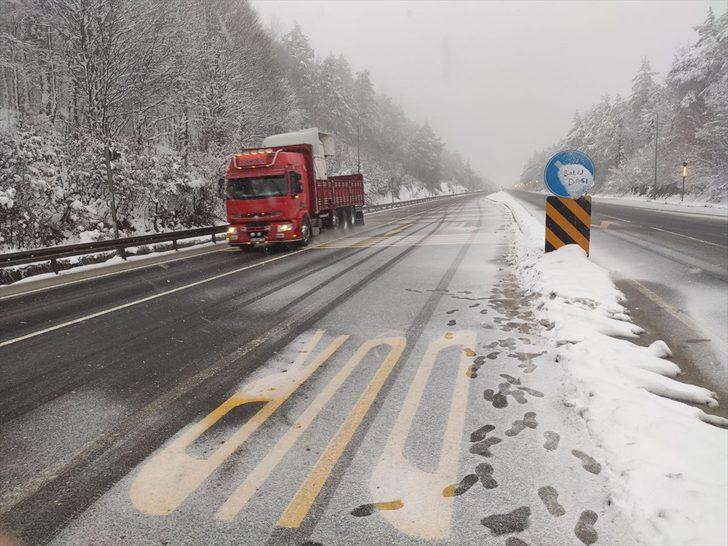 Anadolu Otoyolu ile D-100 kara yolunun Bolu Dağı kesiminde kar etkili oluyor G3