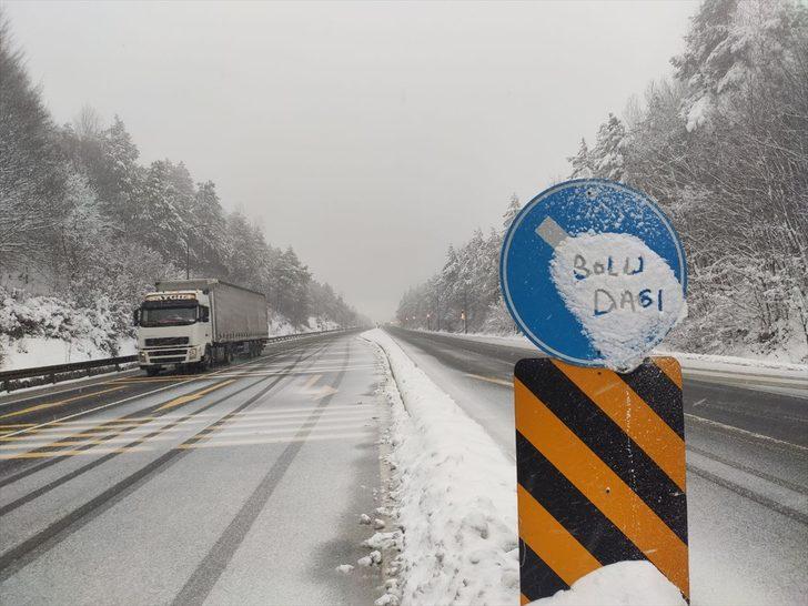 Anadolu Otoyolu ile D-100 kara yolunun Bolu Dağı kesiminde kar etkili oluyor G4
