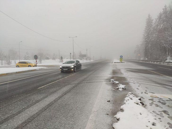 Anadolu Otoyolu ile D-100 kara yolunun Bolu Dağı kesiminde kar etkili oluyor G5