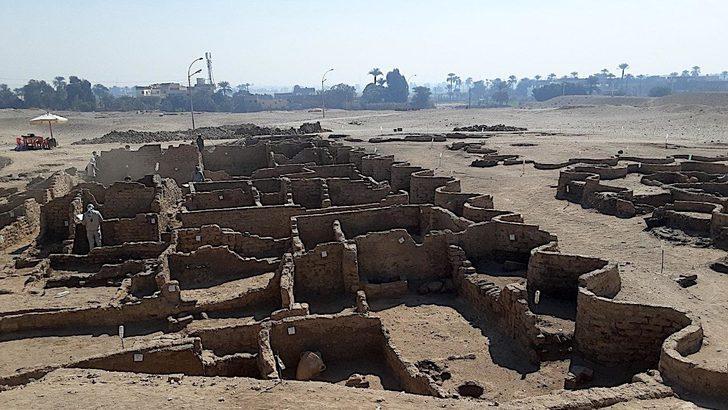Mısır'da keşfedilen 3 bin yıllık antik kent dünyaya tanıtıldı