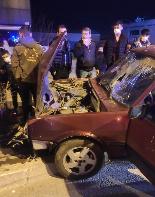 Denizli'de iki otomobilin çarpışması sonucu 3 kişi yaralandı