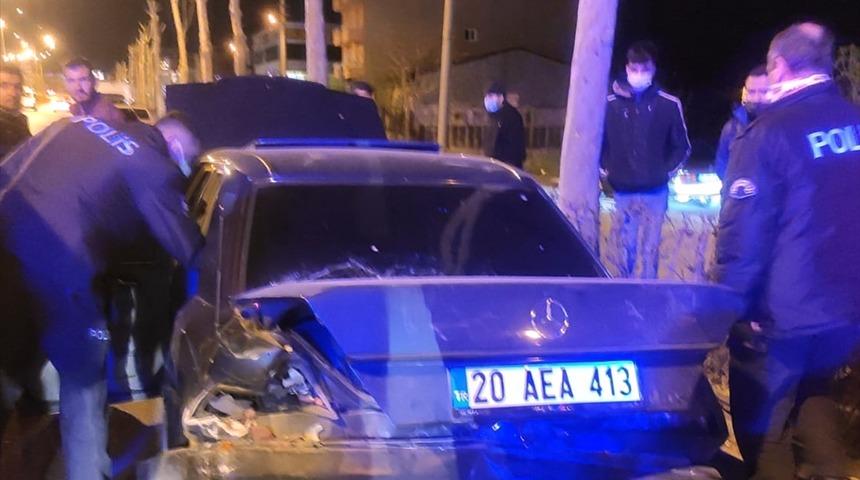 Denizli'de iki otomobilin &ccedil;arpışması sonucu 3 kişi yaralandı