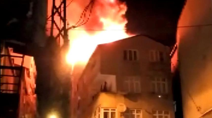 İstanbul'da korkutan yangın! Mahalle sakinleri sokağa d&ouml;k&uuml;ld&uuml;